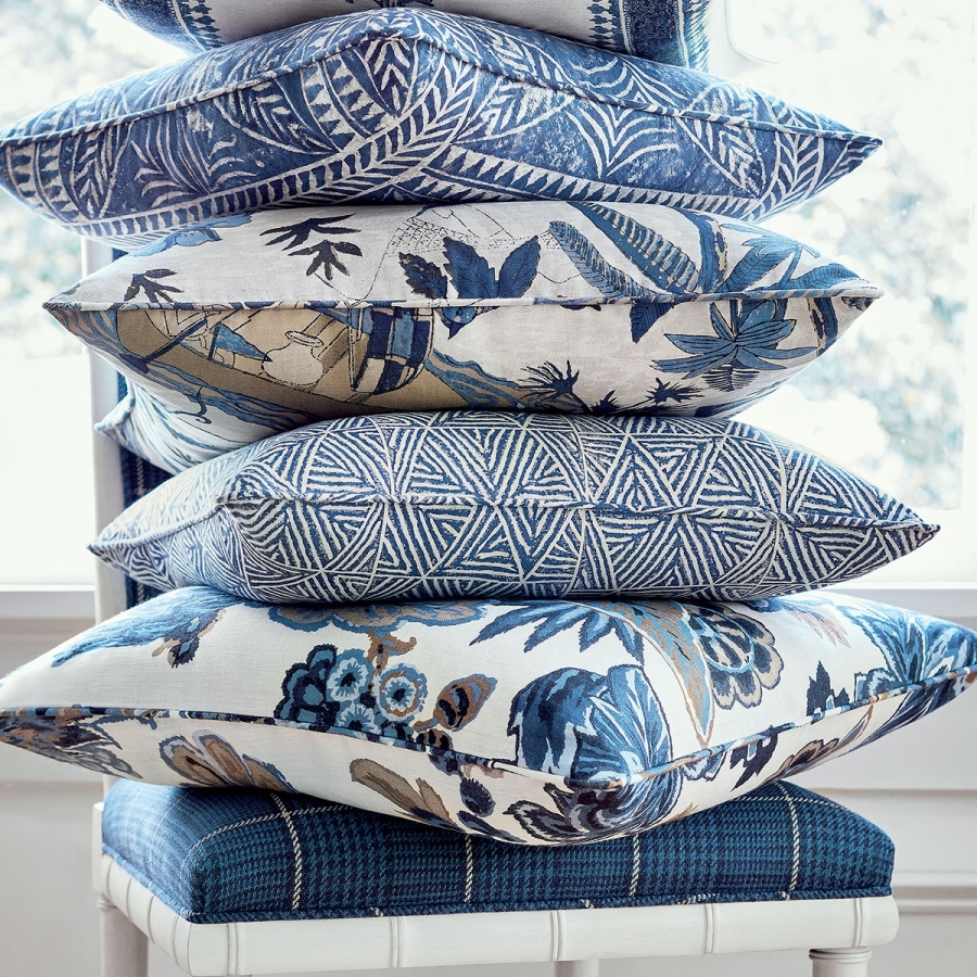 Ткань Thibaut F910213 Floral Gala Navy and White коллекции Colony в интерьере