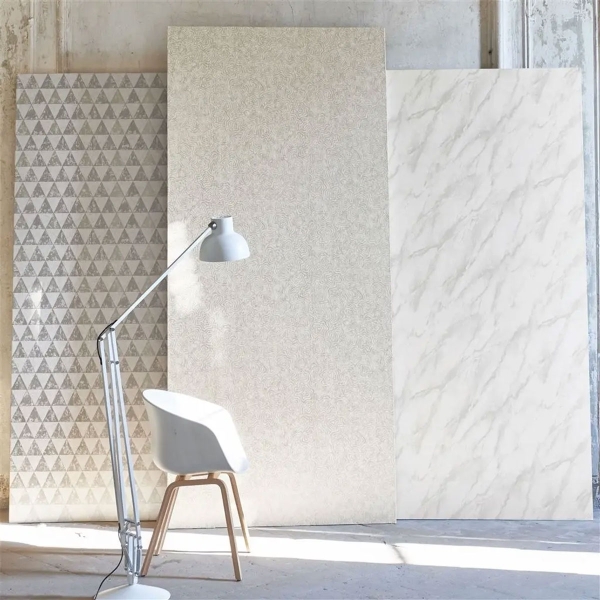 Обои флизелиновые Designers Guild PDG1089/01 Carrara Grande Ivory коллекции Foscari Fresco в интерьере