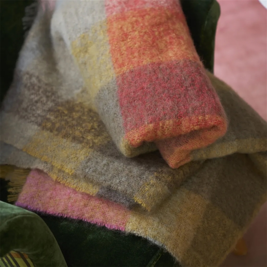 Плед из мохера и шерсти Designers Guild BLDG0287 Fontaine Sepia в интерьере