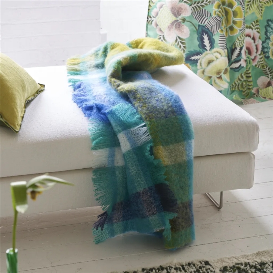 Плед из мохера и шерсти Designers Guild BLDG0288 Fontaine Cobalt в интерьере