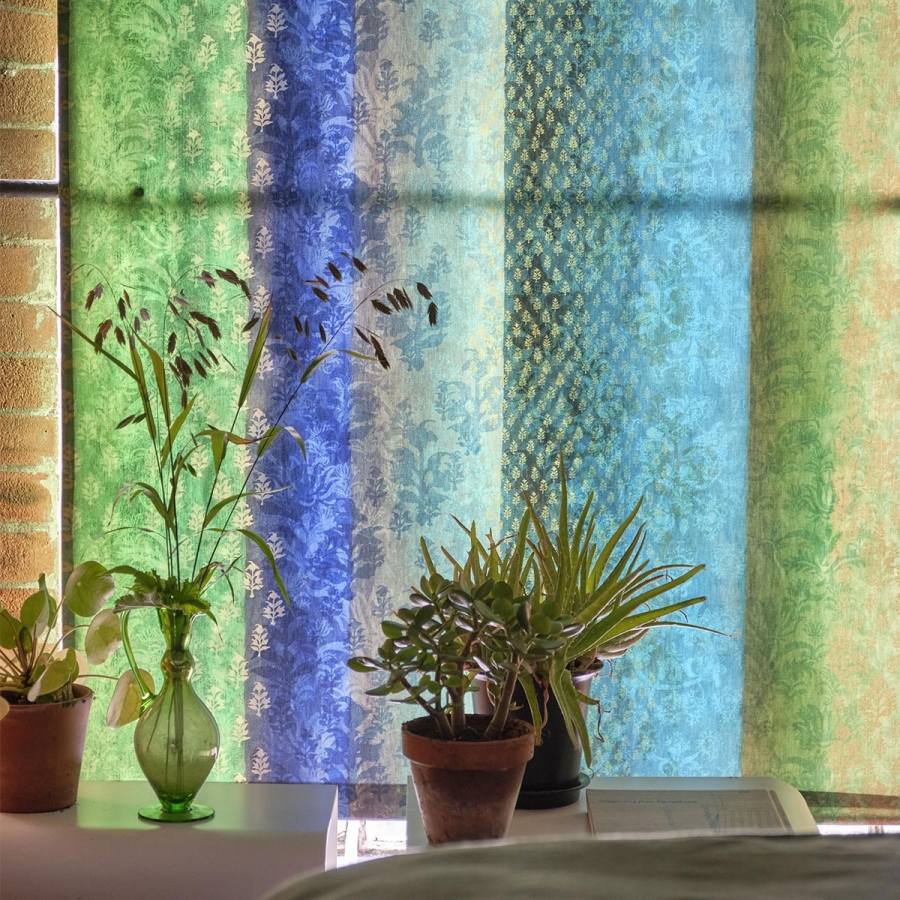 Хлопковая ткань Designers Guild FDG2991/01 Kasavu Emerald коллекции Minakari в интерьере