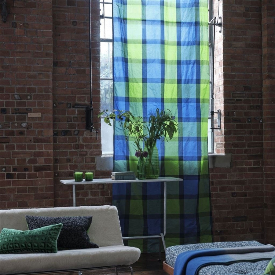 Шёлк Designers Guild FDG2992/01 Varanasi Cobalt коллекции Minakari в интерьере