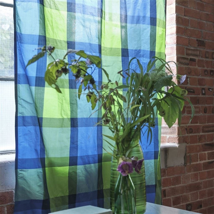 Шёлковая ткань Designers Guild FDG2992/01 Varanasi Cobalt коллекции Minakari в интерьере