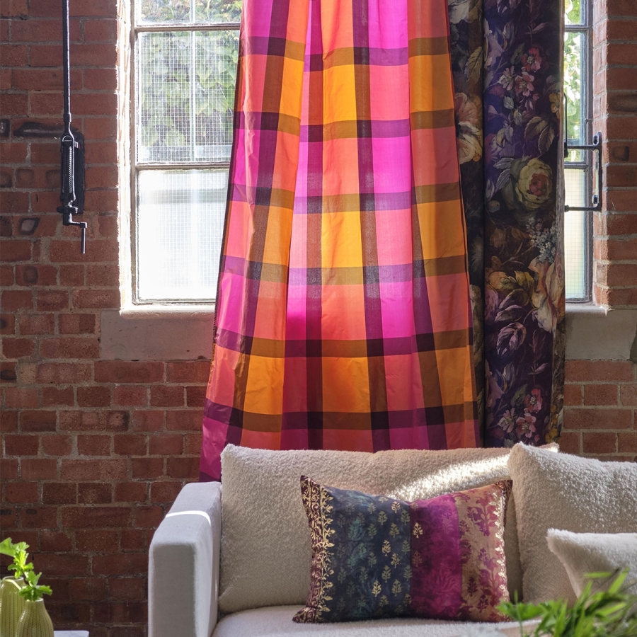 Шёлк Designers Guild FDG2992/02 Varanasi Fuchsia коллекции Minakari в интерьере