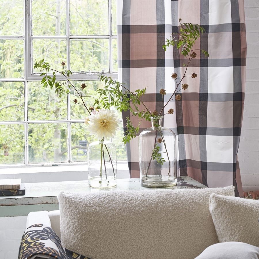 Шёлк Designers Guild FDG2992/03 Varanasi Taupe коллекции Minakari в интерьере