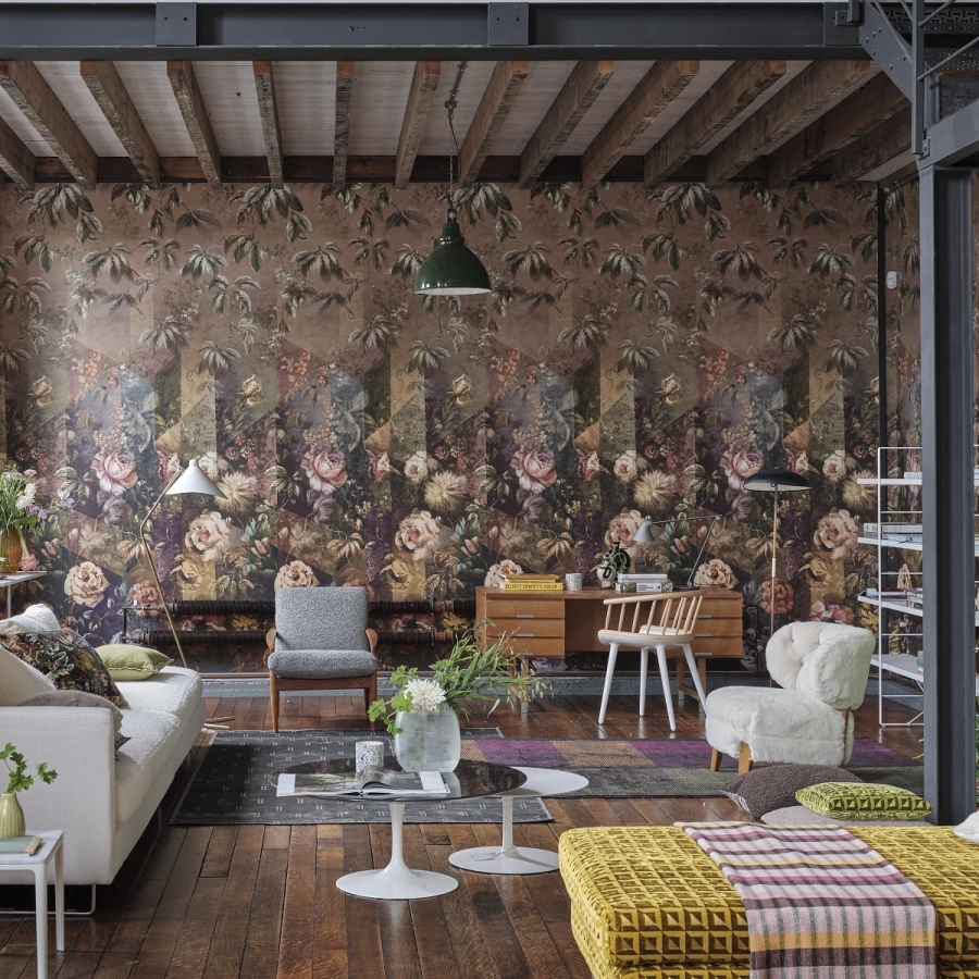 Панно с живописными цветами Minakari Rosewood Designers Guild в интерьере.