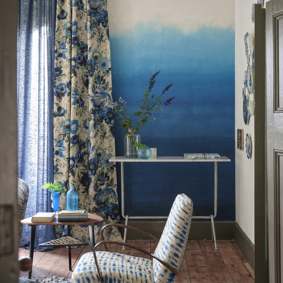 Обои флизелиновые Designers Guild PDG1163/01 Shoshi Cobalt в интерьере