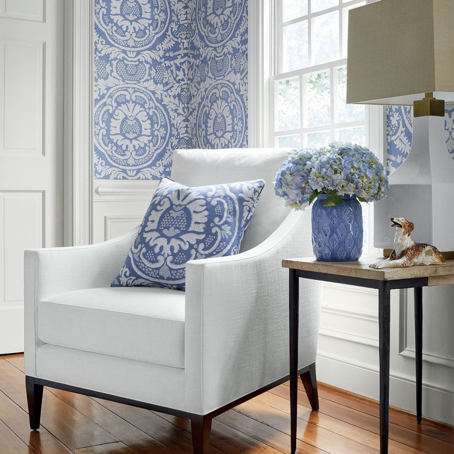 Обои бумажные Thibaut T10837 Earl Damask Blue коллекции Heritage в интерьере