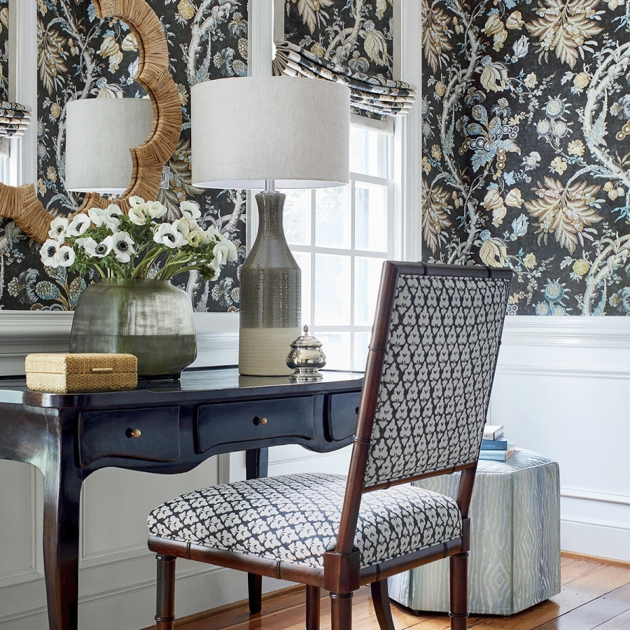 Обои бумажные Thibaut T10842 Chatelain Charcoal коллекции Heritage в интерьере