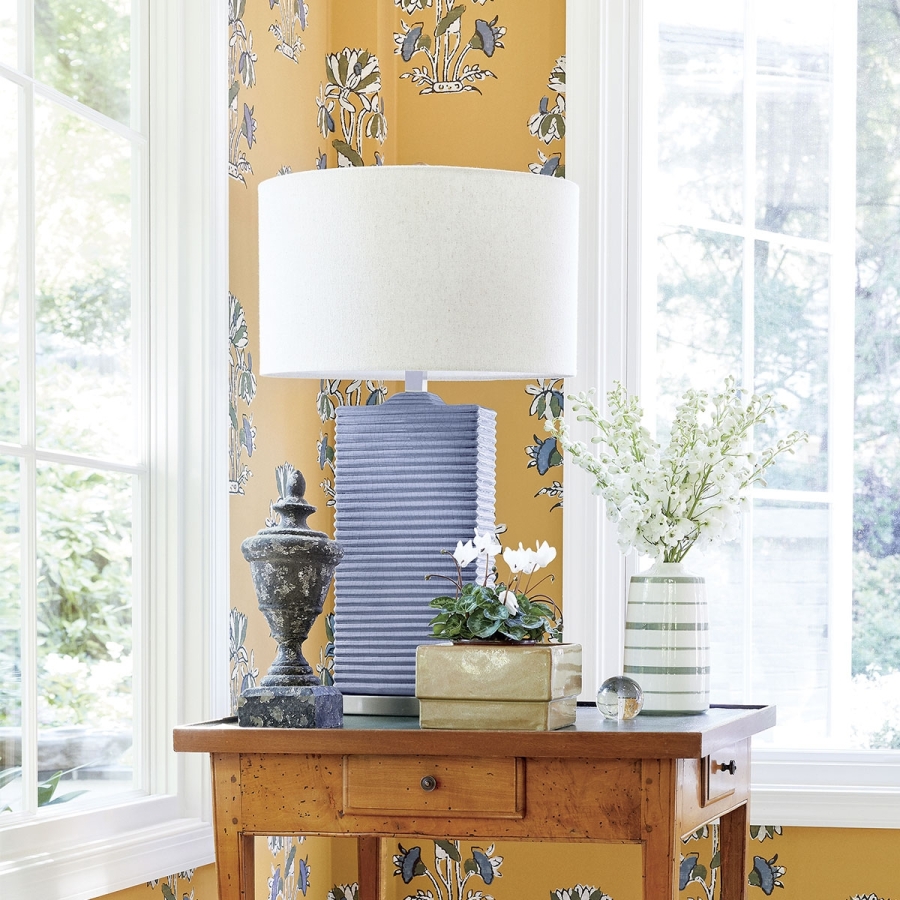 Обои бумажные Thibaut T13202 Lily Flower Harvest Gold в интерьере
