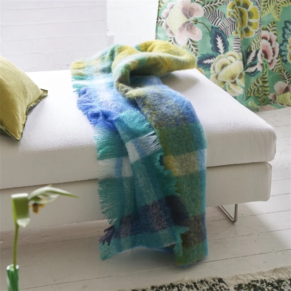 Плед из мохера и шерсти Designers Guild BLDG0288 Fontaine Cobalt в интерьере