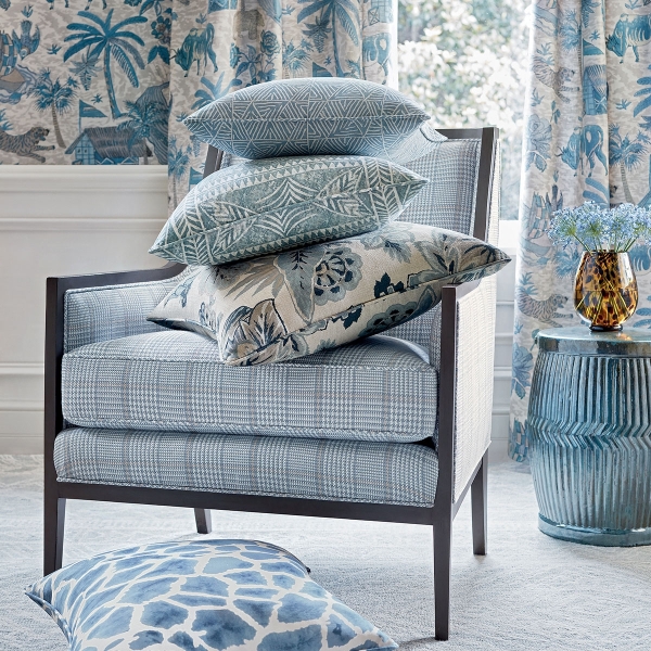 Ткань Thibaut F910214 Floral Gala Slate Blue and Flax коллекции Colony в интерьере