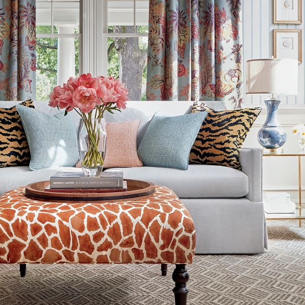 Ткань Thibaut F910215 Floral Gala Blue and Cinnamon коллекции Colony в интерьере