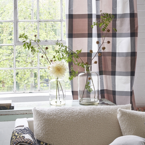 Шёлк Designers Guild FDG2992/03 Varanasi Taupe коллекции Minakari в интерьере