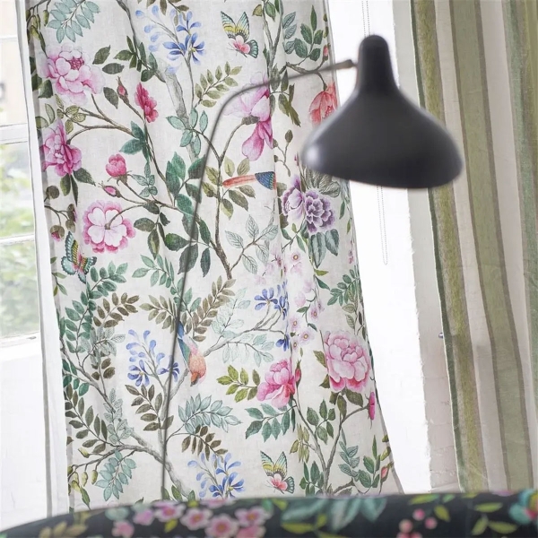 Льняная ткань Designers Guild FDG3015/02 Fuchsia коллекции Porcelaine de Chine в интерьере