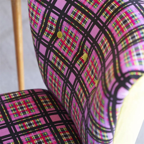 Ткань Designers Guild FDG3028/01 Patiali Fuchsia коллекции Madhya в обивке кресла