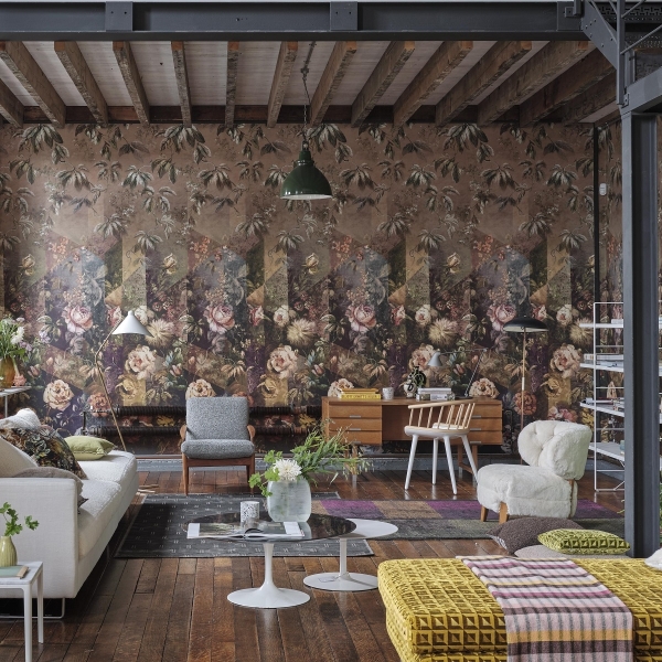 Панно с живописными цветами Minakari Rosewood Designers Guild в интерьере.