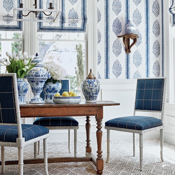 Обои бумажные Thibaut T10239 Chappana Blue and White коллекции Colony в интерьере