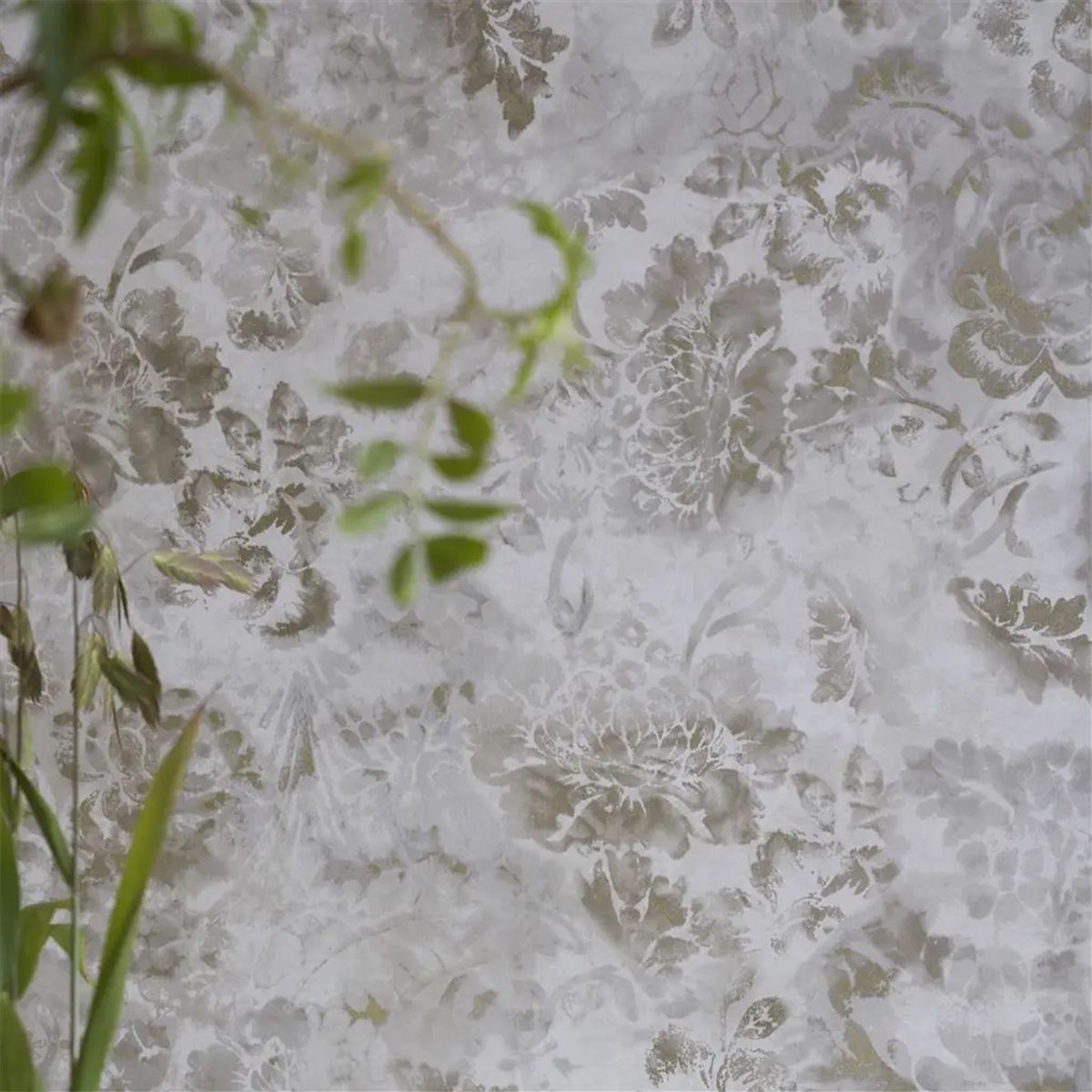 Обои Designers Guild Minakari для фоновых стен в интерьере